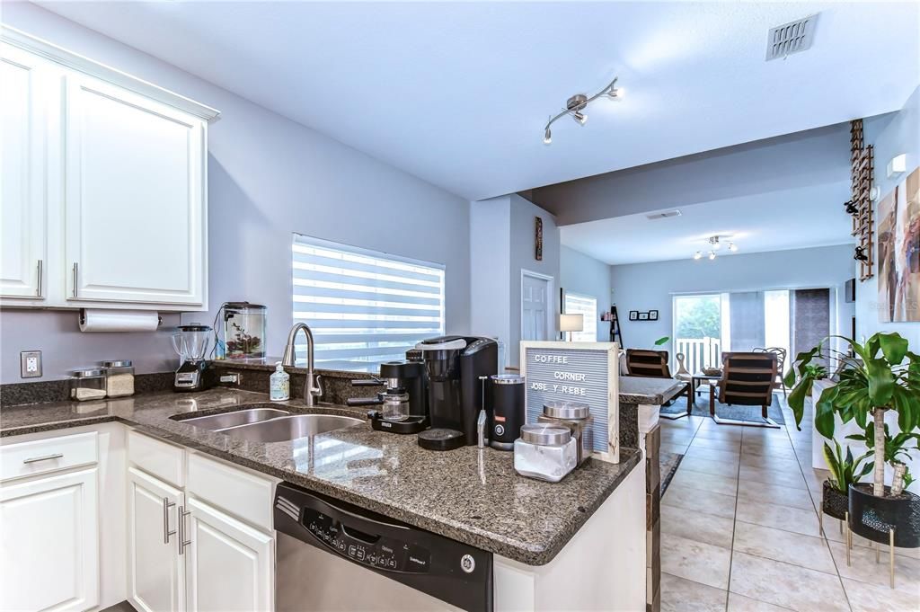 Activo con contrato: $325,000 (3 camas, 2 baños, 1637 Pies cuadrados)
