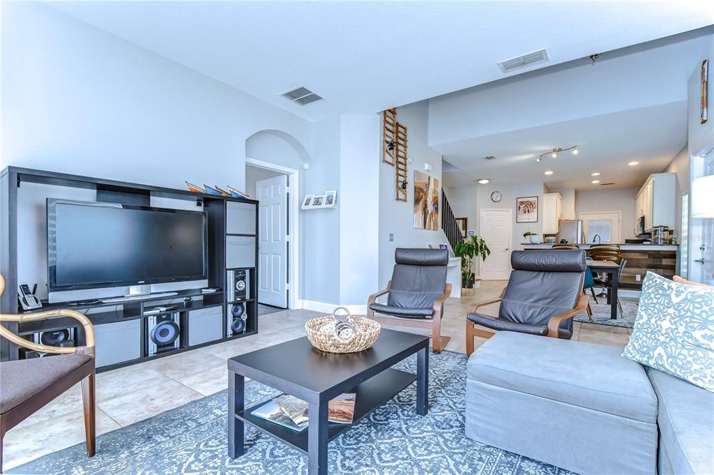 Activo con contrato: $325,000 (3 camas, 2 baños, 1637 Pies cuadrados)