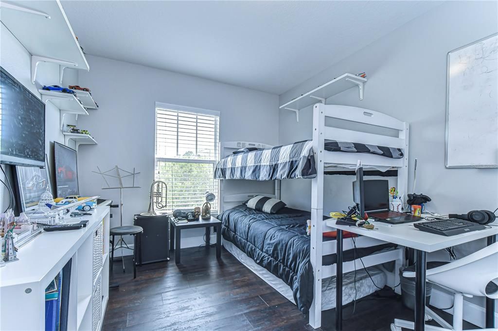 Activo con contrato: $325,000 (3 camas, 2 baños, 1637 Pies cuadrados)