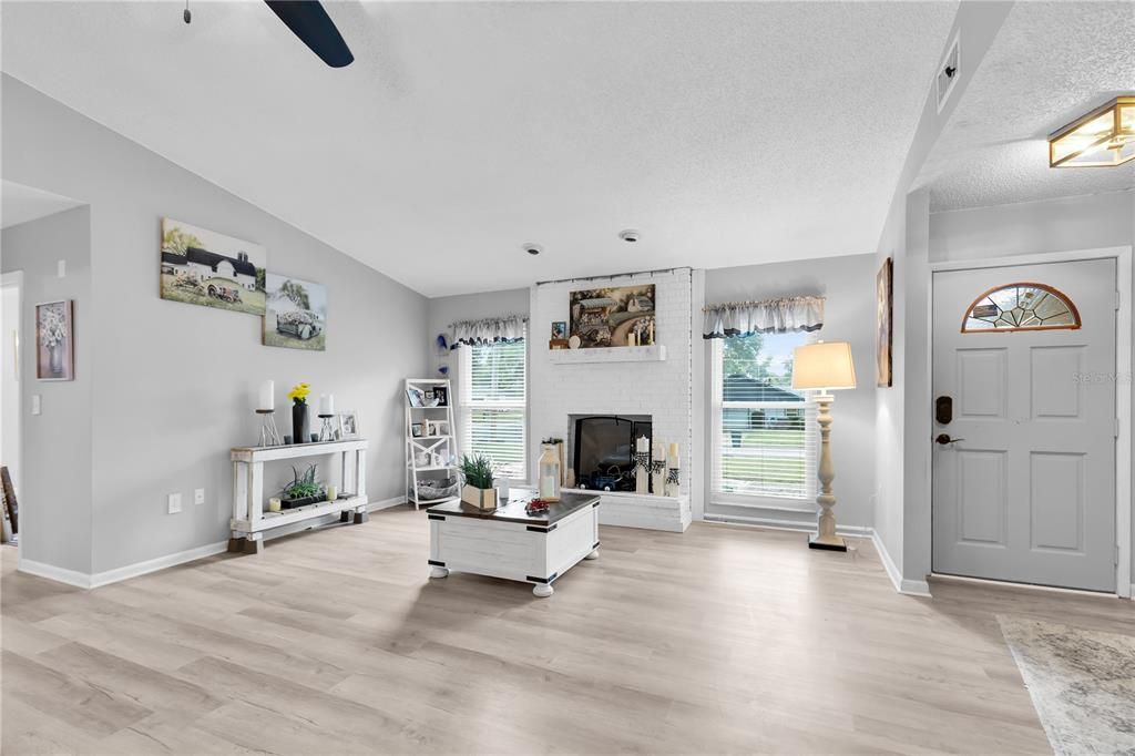 Activo con contrato: $325,000 (3 camas, 2 baños, 1890 Pies cuadrados)