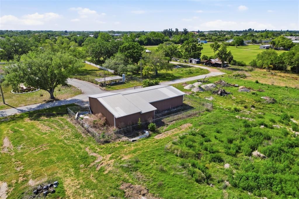 待售: $550,000 (3.17 acres)