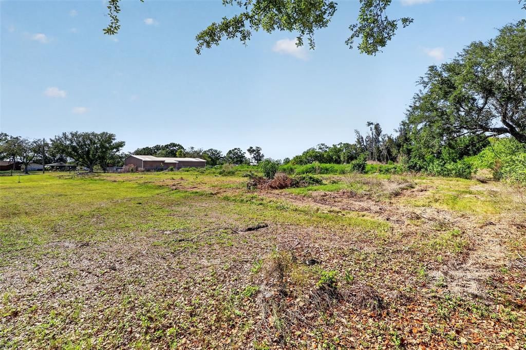 待售: $550,000 (3.17 acres)