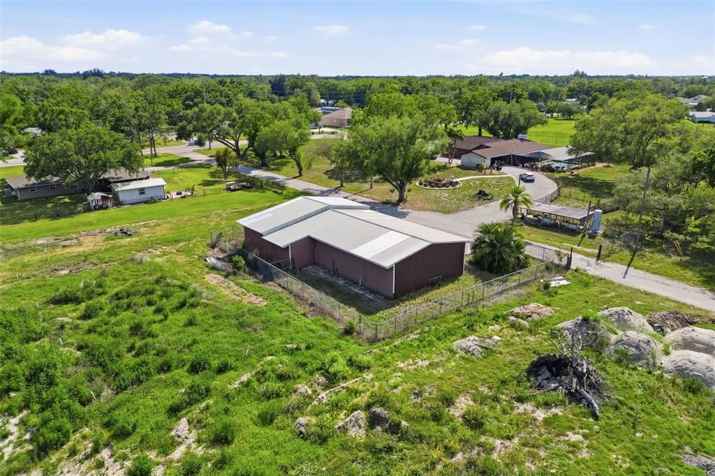 待售: $550,000 (3.17 acres)