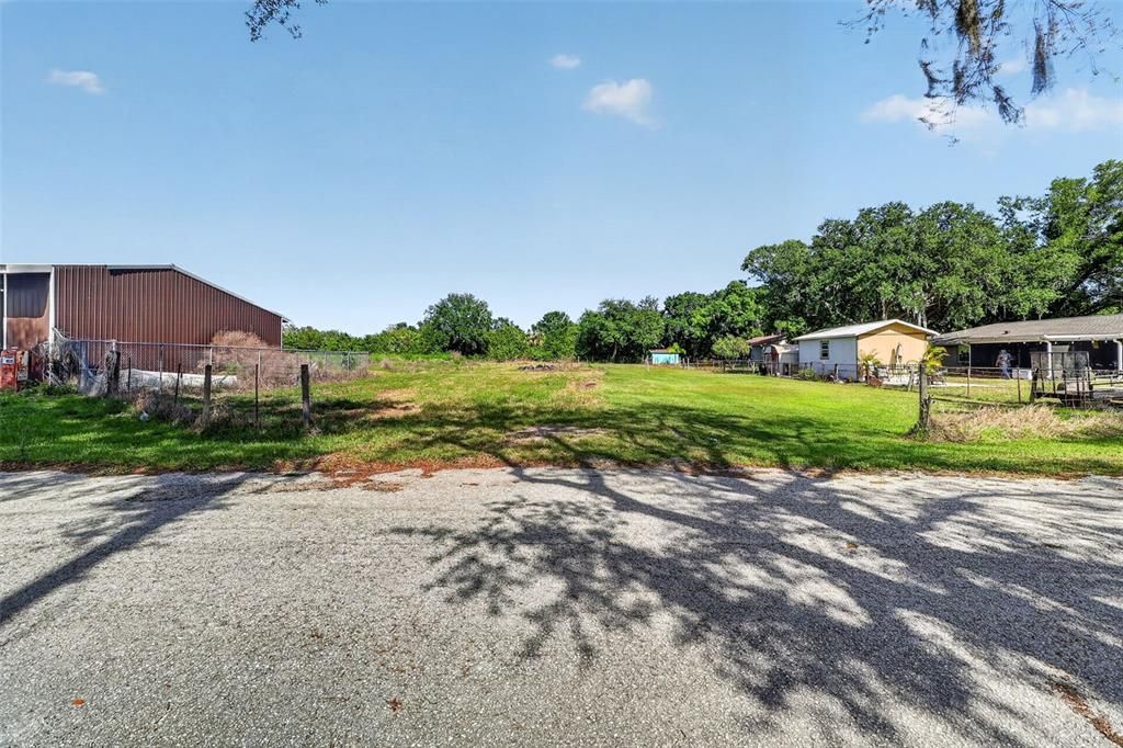 待售: $550,000 (3.17 acres)