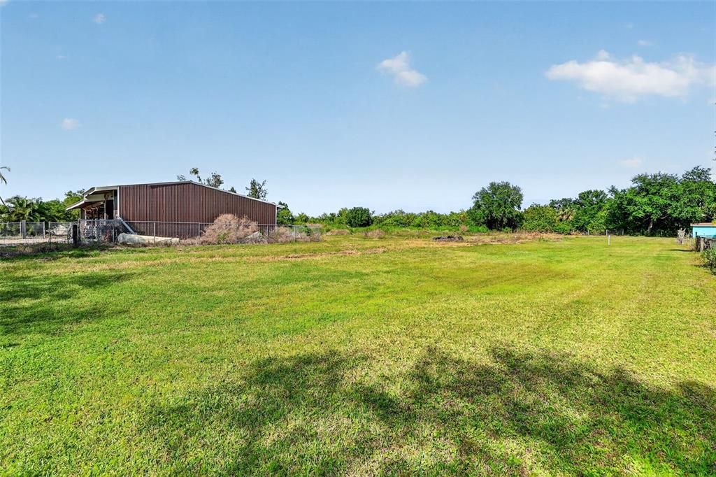待售: $550,000 (3.17 acres)