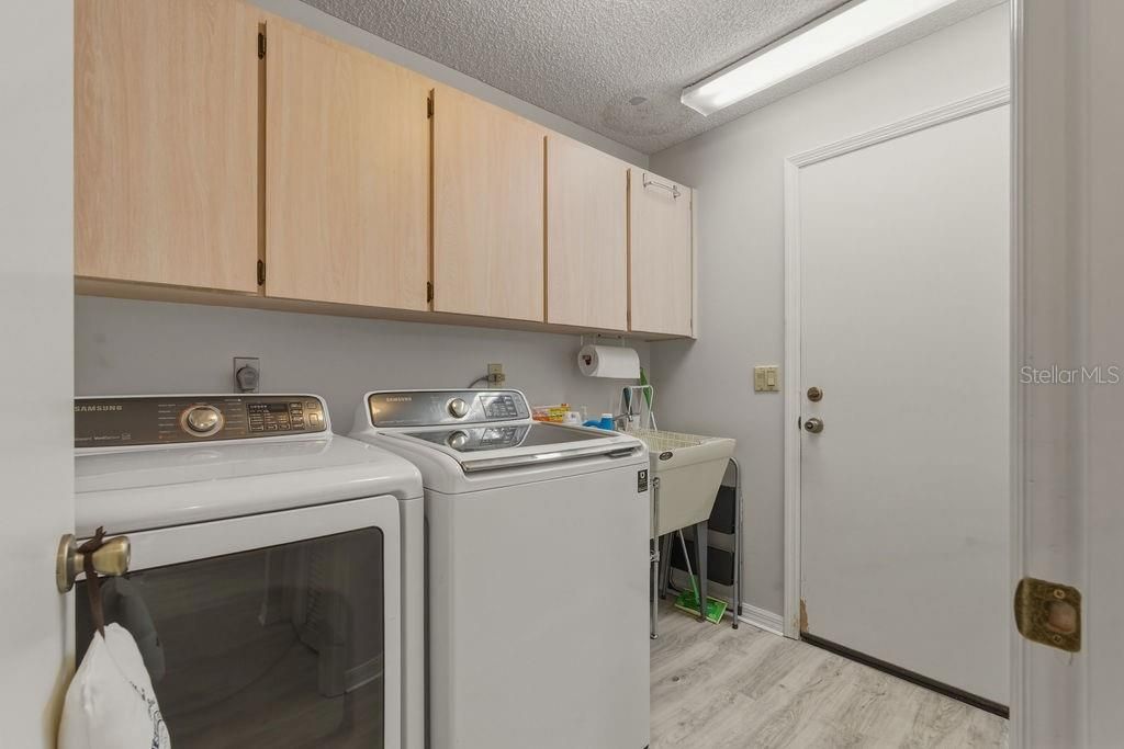 Active With Contract: $395,000 (3 beds, 2 baths, 1947 Square Feet)