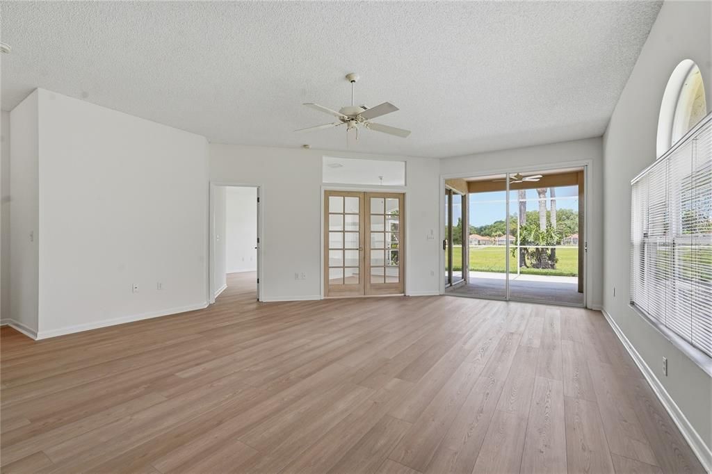 合同活跃: $459,900 (2 贝兹, 2 浴室, 1726 平方英尺)