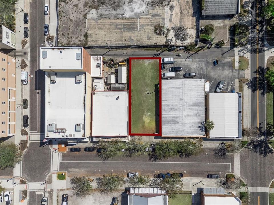 На продажу: $550,000 (0.13 acres)