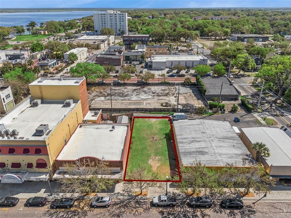 На продажу: $550,000 (0.13 acres)