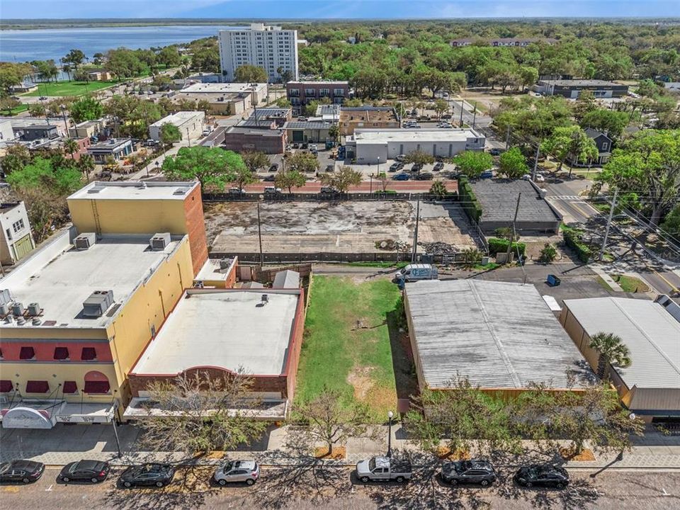 На продажу: $550,000 (0.13 acres)
