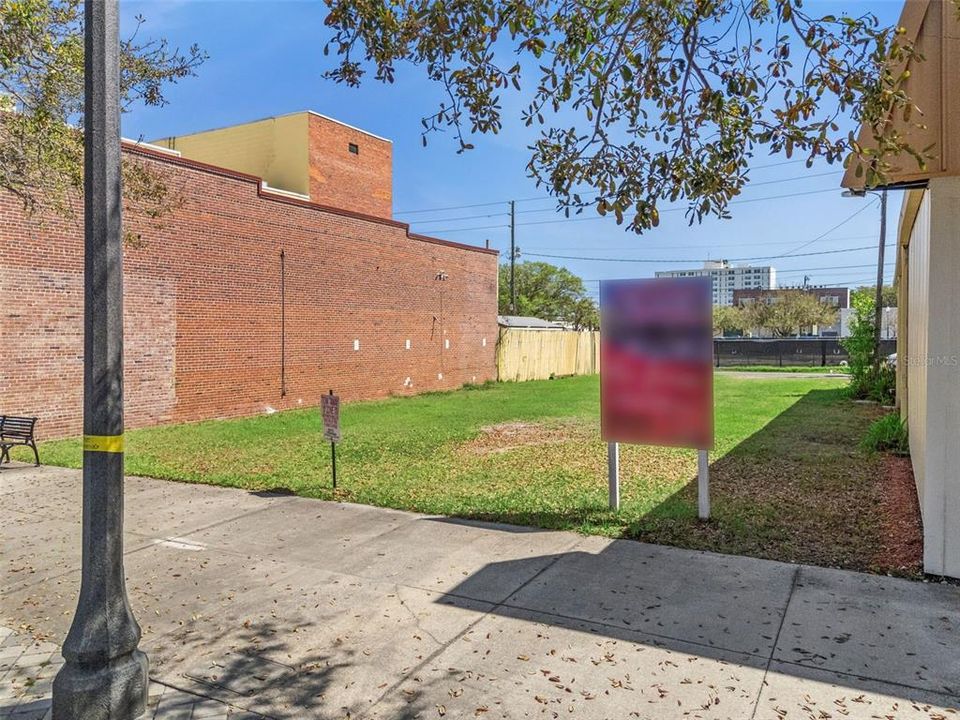 На продажу: $550,000 (0.13 acres)