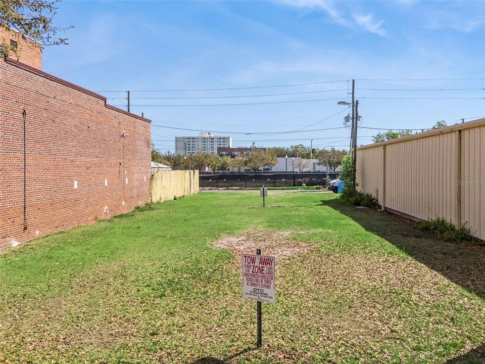 На продажу: $550,000 (0.13 acres)