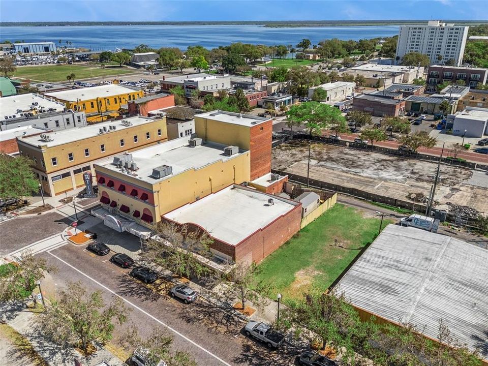 На продажу: $550,000 (0.13 acres)