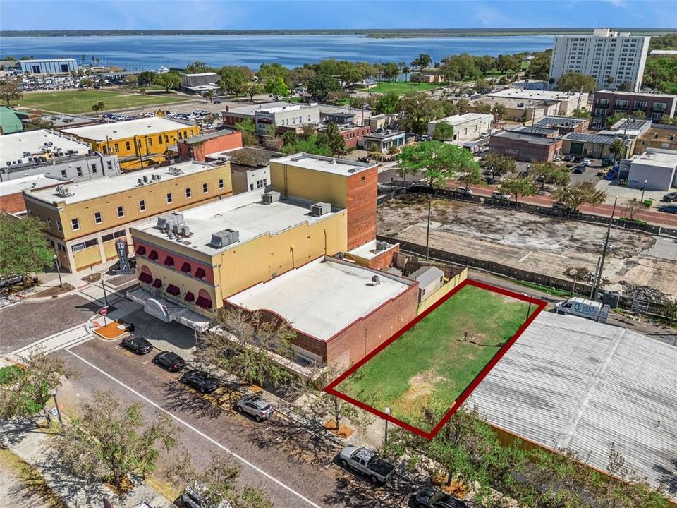 На продажу: $550,000 (0.13 acres)