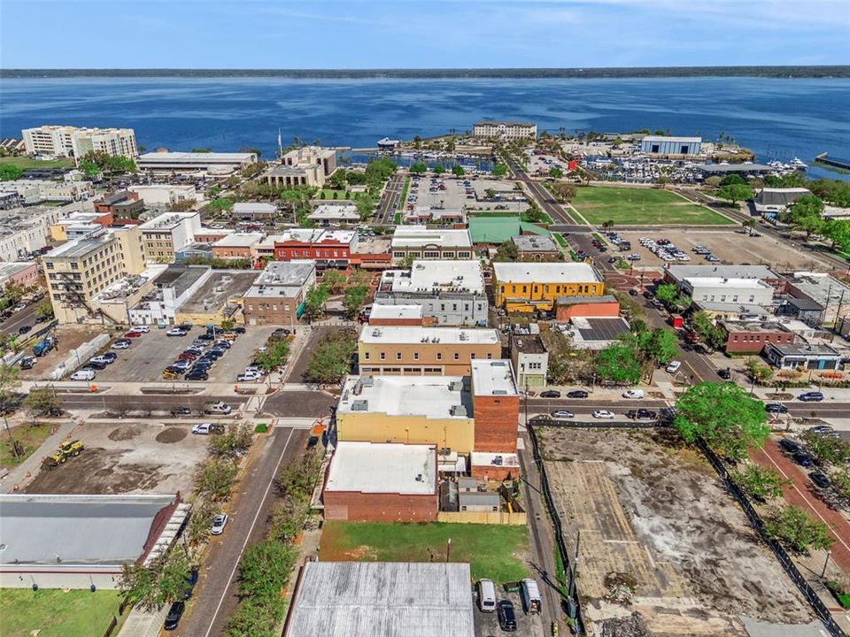 На продажу: $550,000 (0.13 acres)