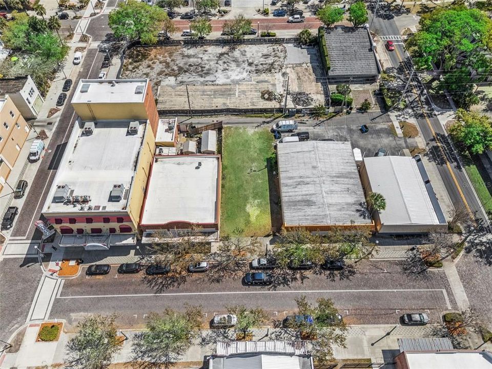 На продажу: $550,000 (0.13 acres)