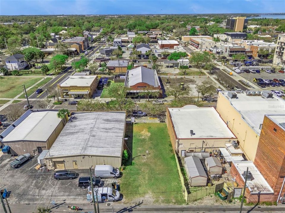На продажу: $550,000 (0.13 acres)