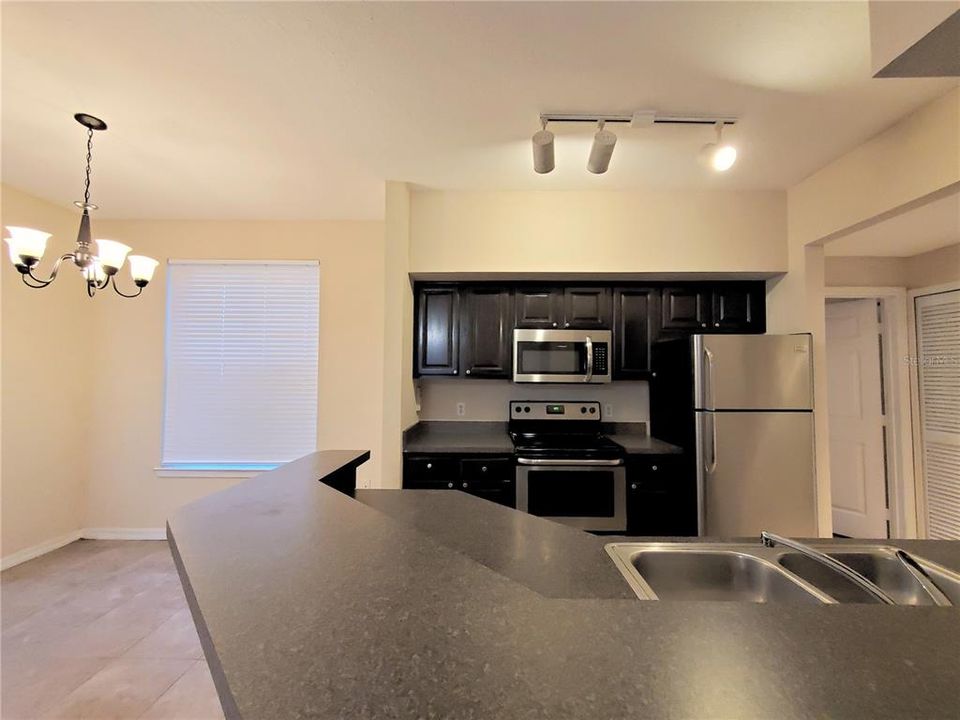 Active With Contract: $1,599 (2 beds, 2 baths, 1077 Square Feet)