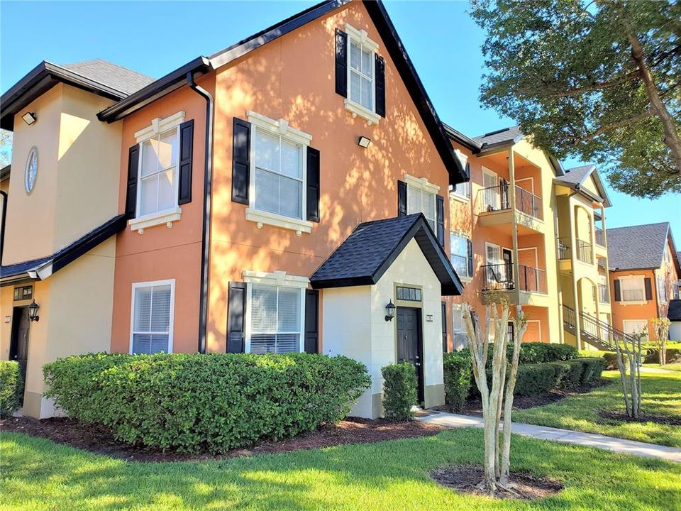 Active With Contract: $1,599 (2 beds, 2 baths, 1077 Square Feet)