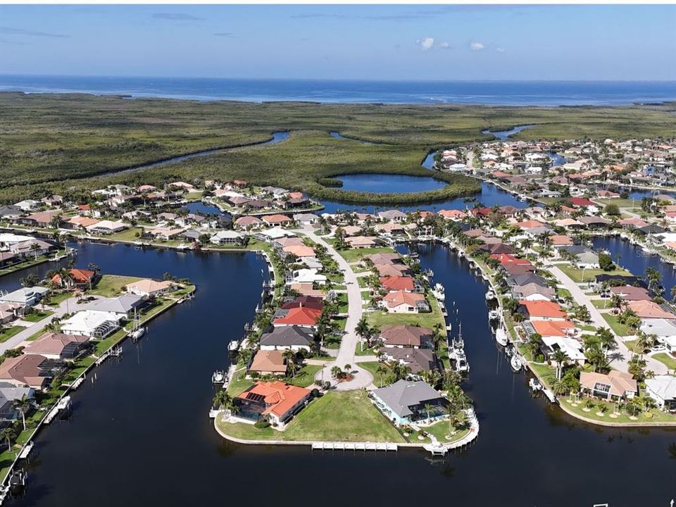 На продажу: $349,000 (0.23 acres)