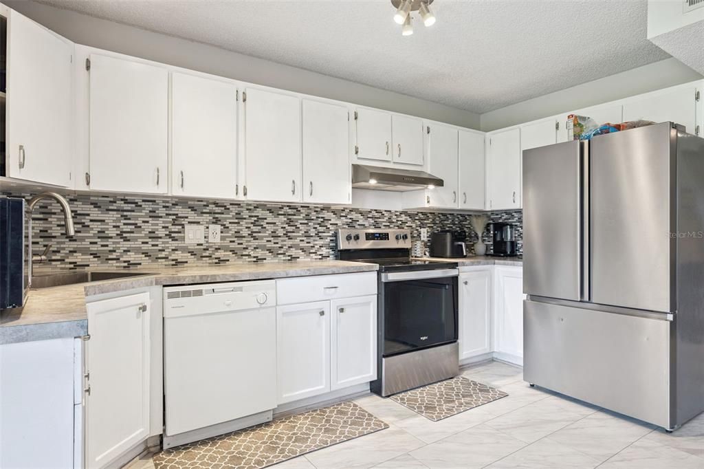For Sale: $224,900 (2 beds, 2 baths, 1004 Square Feet)