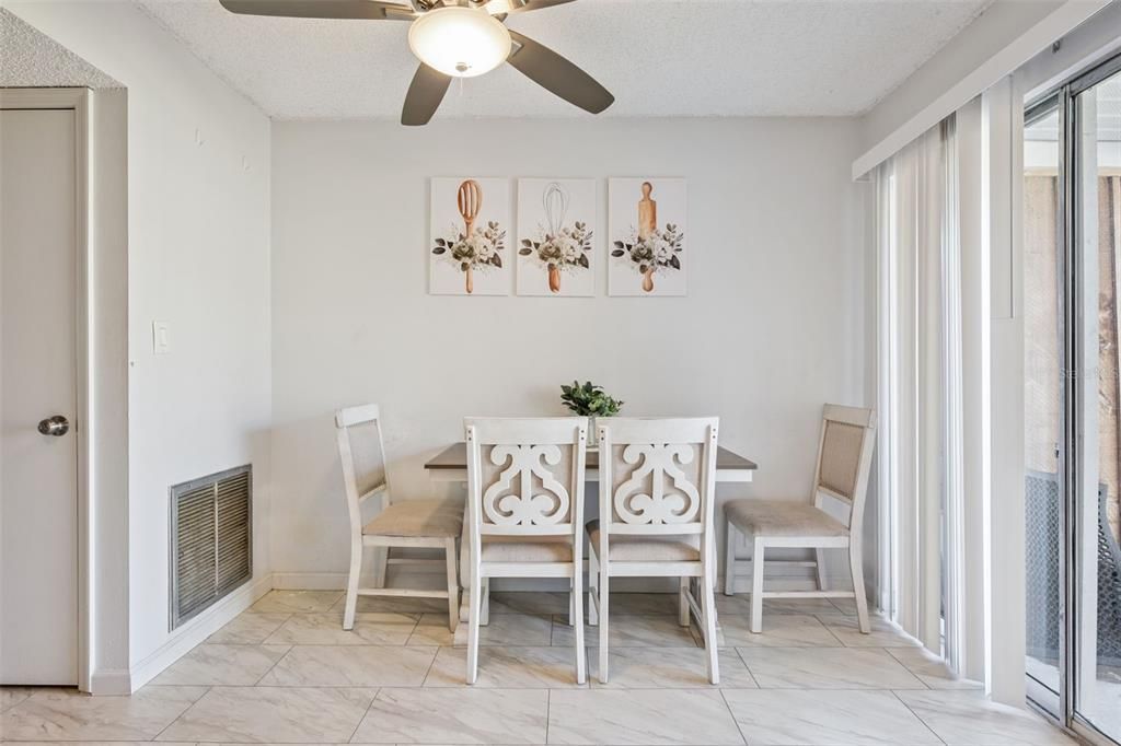 For Sale: $224,900 (2 beds, 2 baths, 1004 Square Feet)
