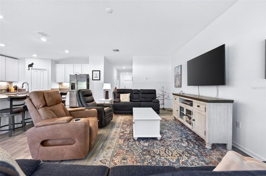 For Sale: $370,000 (4 beds, 2 baths, 1950 Square Feet)