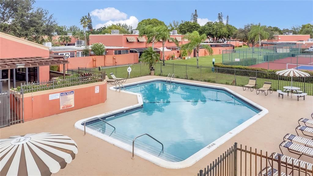 Active With Contract: $405,000 (2 beds, 2 baths, 1318 Square Feet)