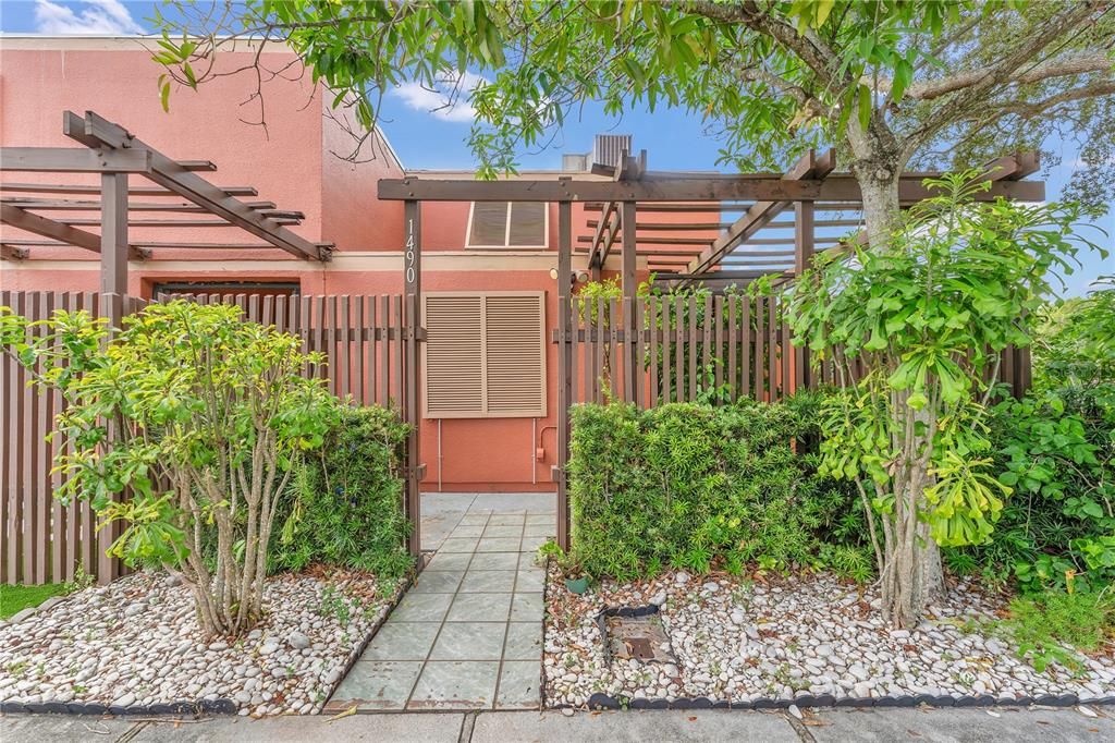 Active With Contract: $405,000 (2 beds, 2 baths, 1318 Square Feet)