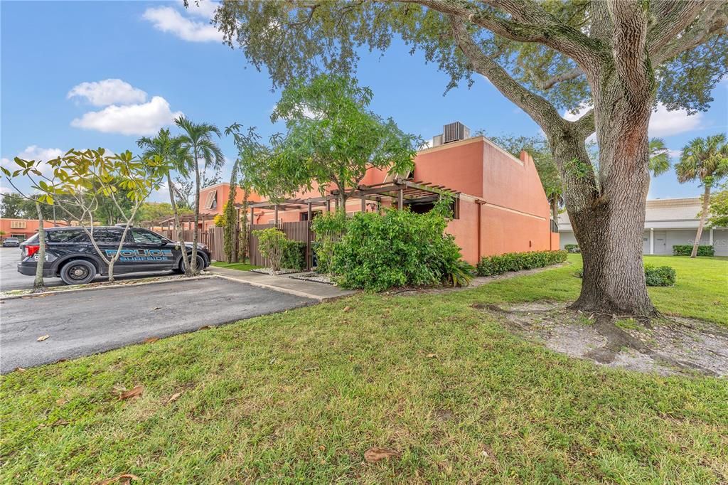 Active With Contract: $405,000 (2 beds, 2 baths, 1318 Square Feet)
