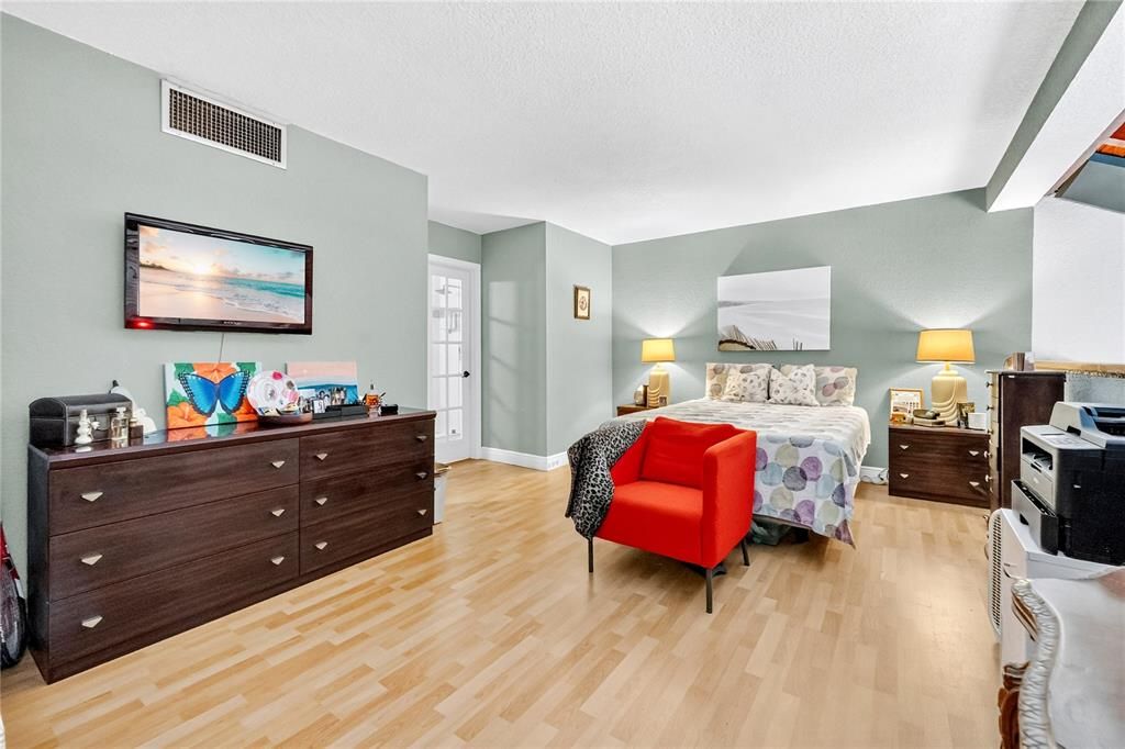 Active With Contract: $405,000 (2 beds, 2 baths, 1318 Square Feet)