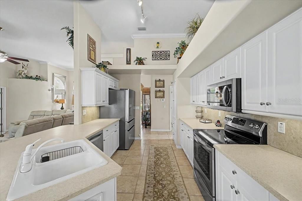 For Sale: $559,000 (3 beds, 2 baths, 2199 Square Feet)