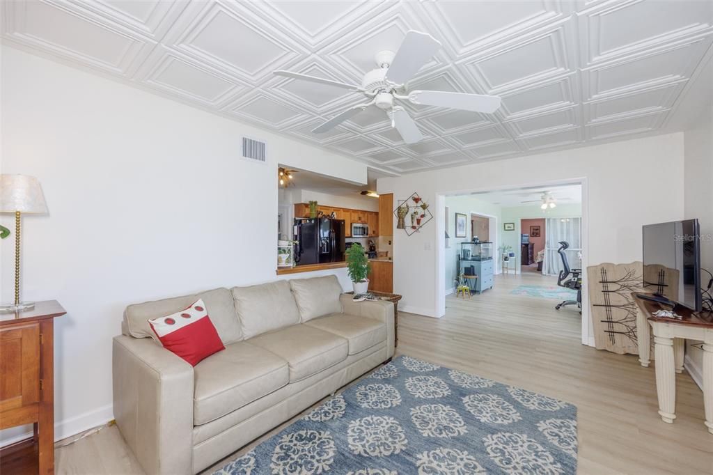 En Venta: $398,000 (3 camas, 2 baños, 1951 Pies cuadrados)