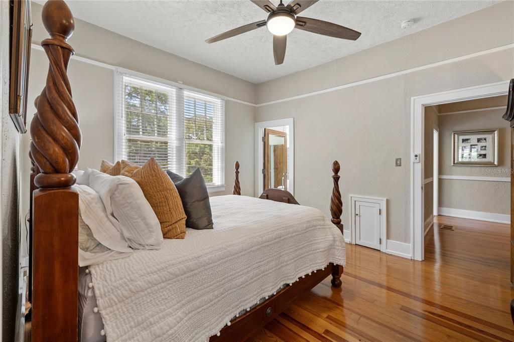 For Sale: $3,250,000 (5 beds, 3 baths, 4884 Square Feet)