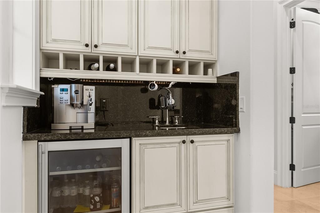 Activo con contrato: $2,195,000 (4 camas, 3 baños, 3450 Pies cuadrados)