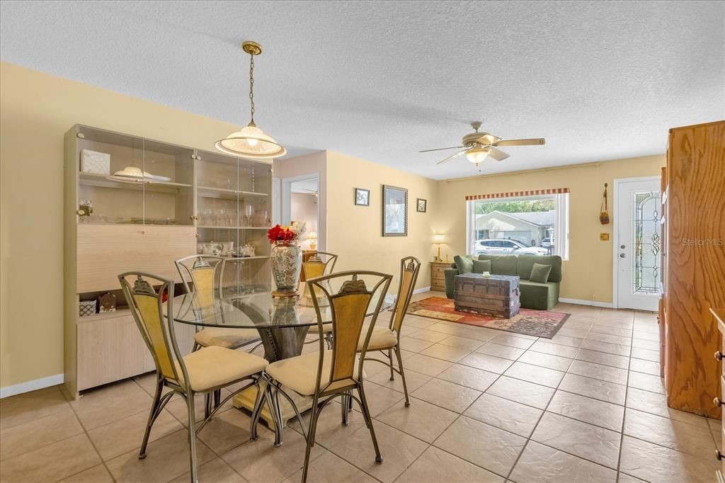 Activo con contrato: $118,900 (2 camas, 2 baños, 1571 Pies cuadrados)