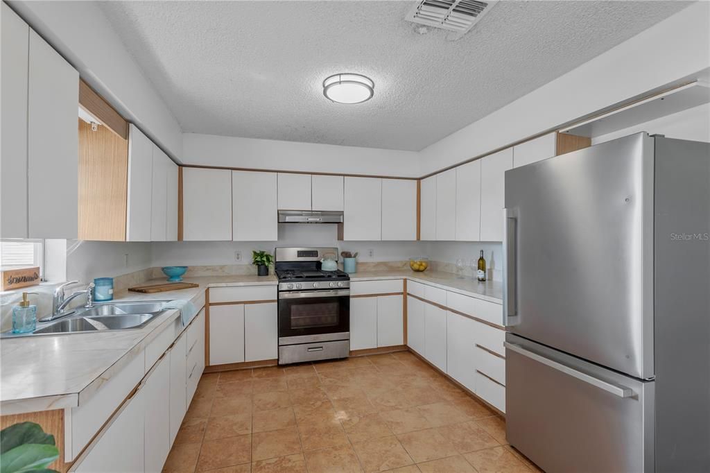 На продажу: $189,900 (2 спален, 1 ванн, 1246 Квадратных фут)