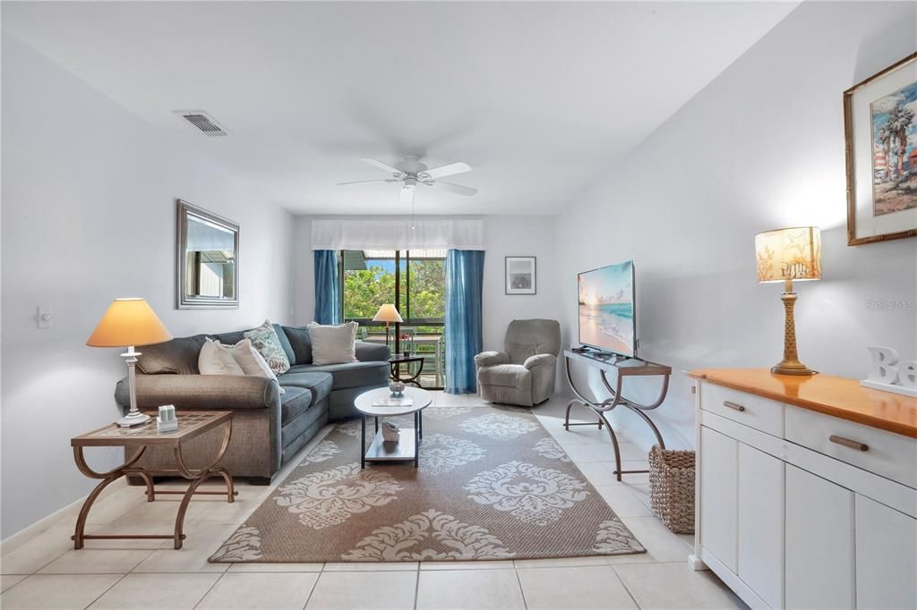 For Sale: $265,000 (1 beds, 1 baths, 891 Square Feet)