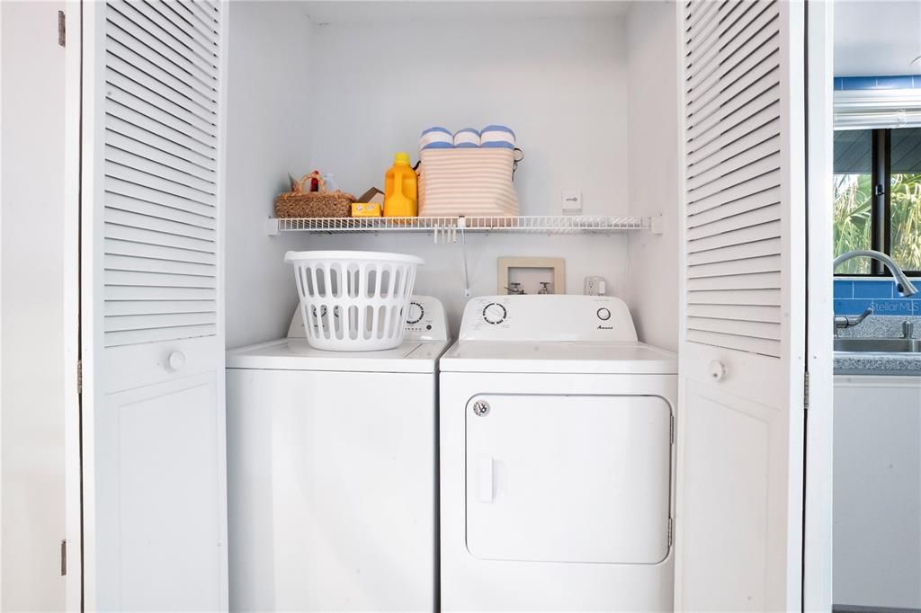 For Sale: $265,000 (1 beds, 1 baths, 891 Square Feet)