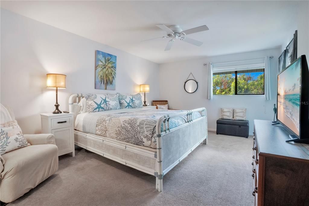 For Sale: $265,000 (1 beds, 1 baths, 891 Square Feet)