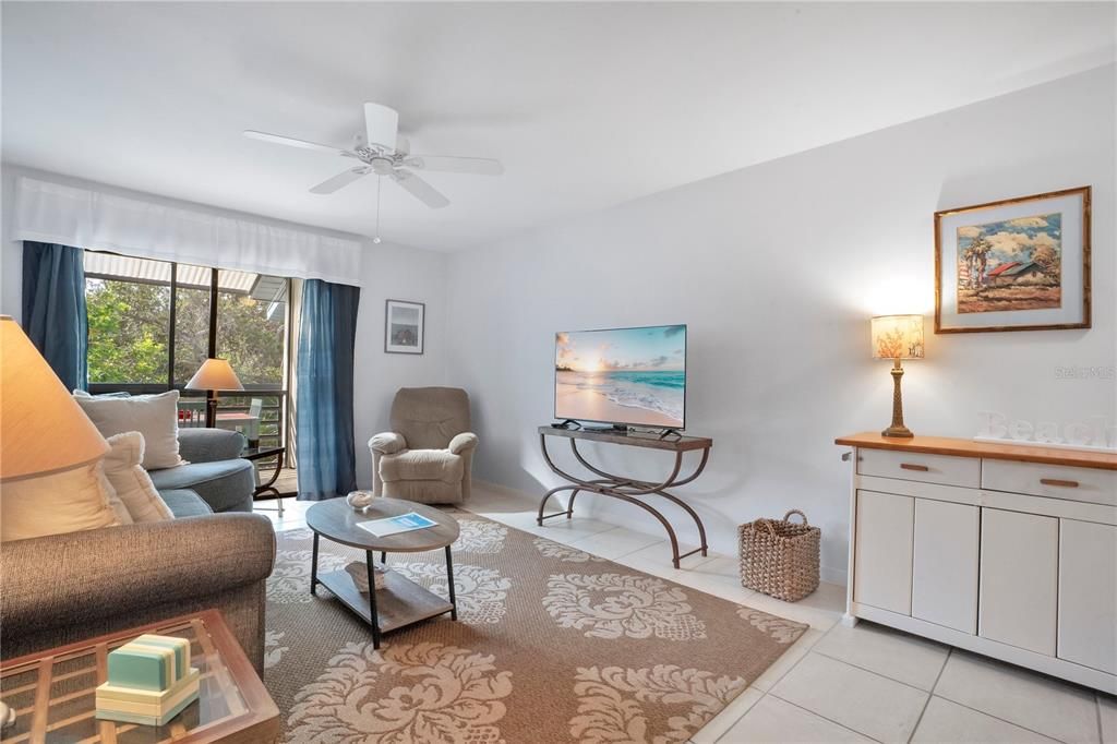 For Sale: $265,000 (1 beds, 1 baths, 891 Square Feet)