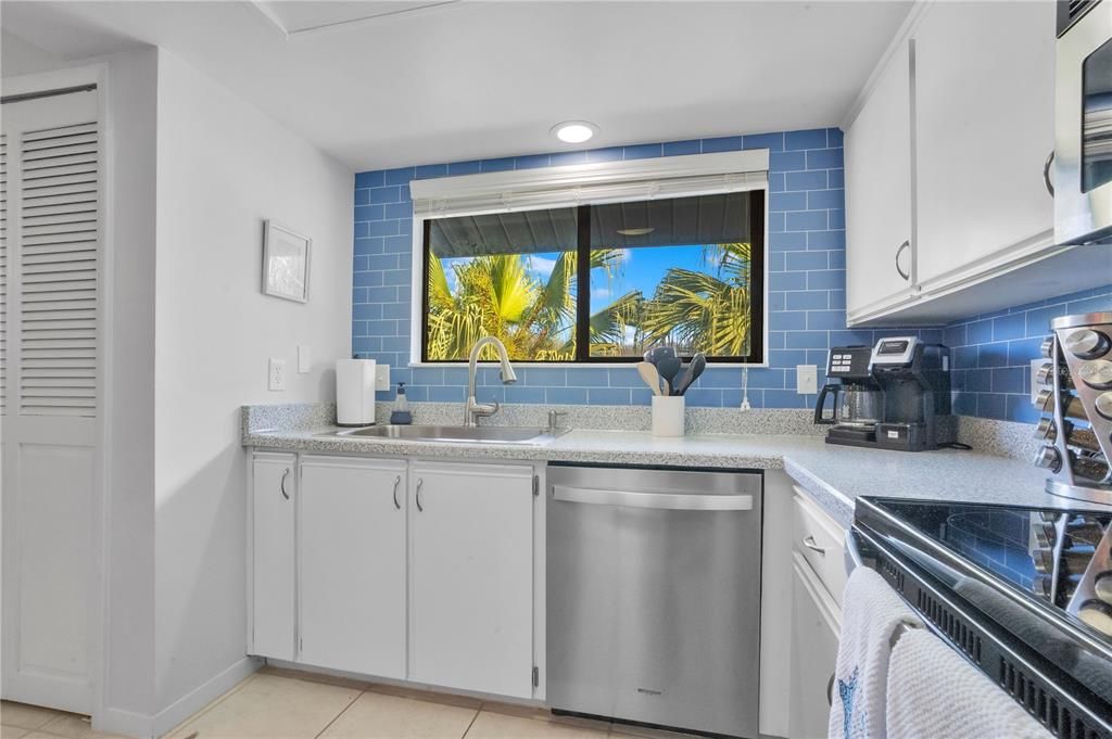 For Sale: $265,000 (1 beds, 1 baths, 891 Square Feet)