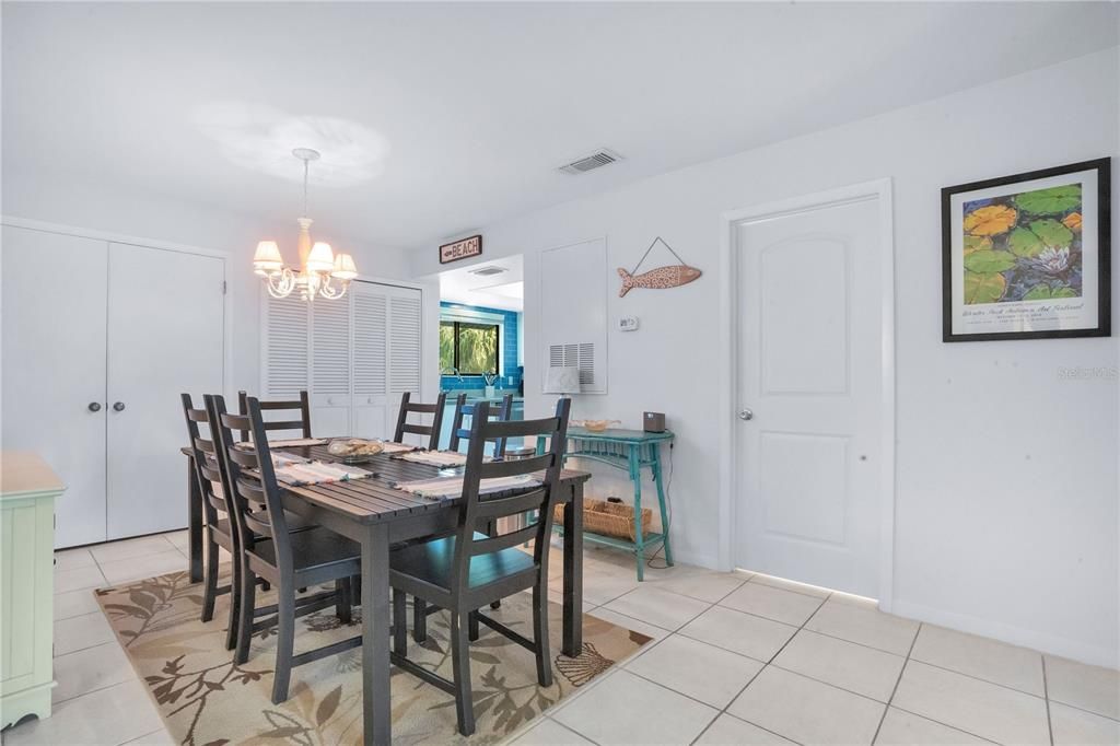 For Sale: $265,000 (1 beds, 1 baths, 891 Square Feet)
