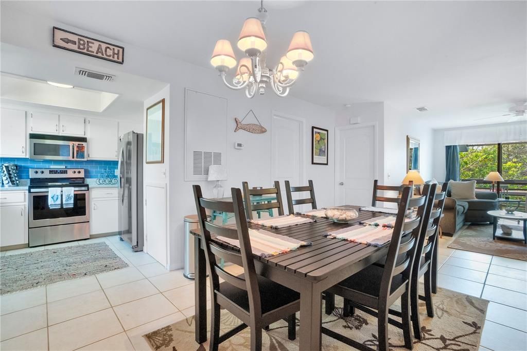 For Sale: $265,000 (1 beds, 1 baths, 891 Square Feet)
