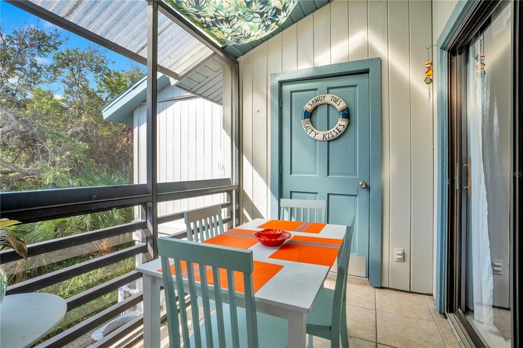 For Sale: $265,000 (1 beds, 1 baths, 891 Square Feet)