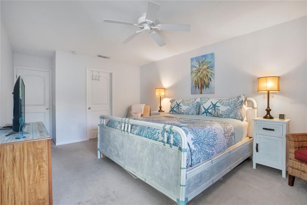 For Sale: $265,000 (1 beds, 1 baths, 891 Square Feet)