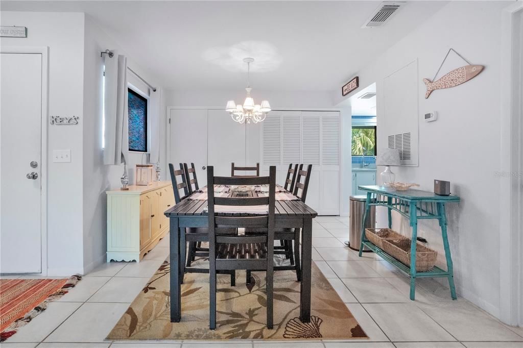 For Sale: $265,000 (1 beds, 1 baths, 891 Square Feet)