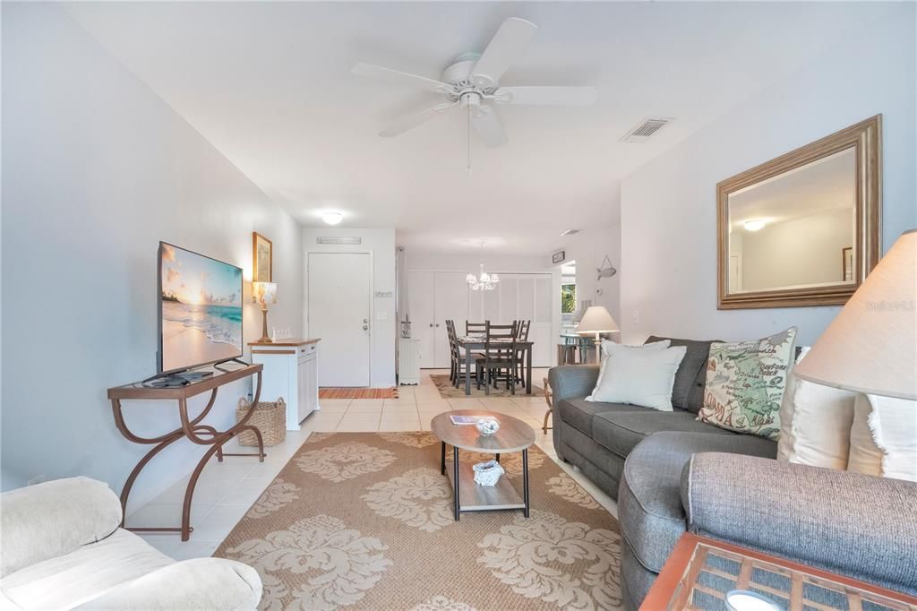 For Sale: $265,000 (1 beds, 1 baths, 891 Square Feet)