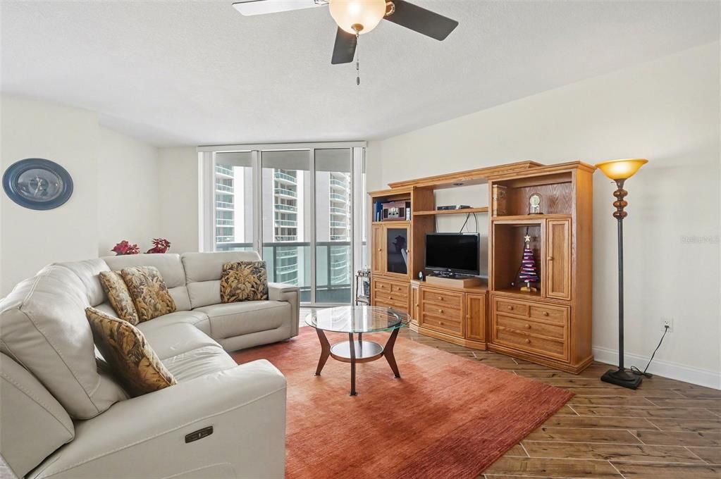 For Sale: $349,000 (3 beds, 3 baths, 1922 Square Feet)