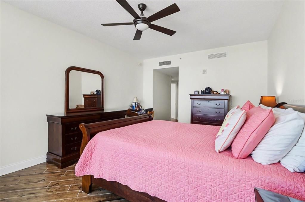 For Sale: $349,000 (3 beds, 3 baths, 1922 Square Feet)